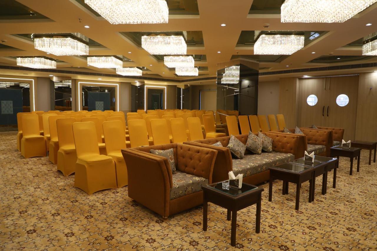 The Royal Class Hotel Gwalior Exterior photo