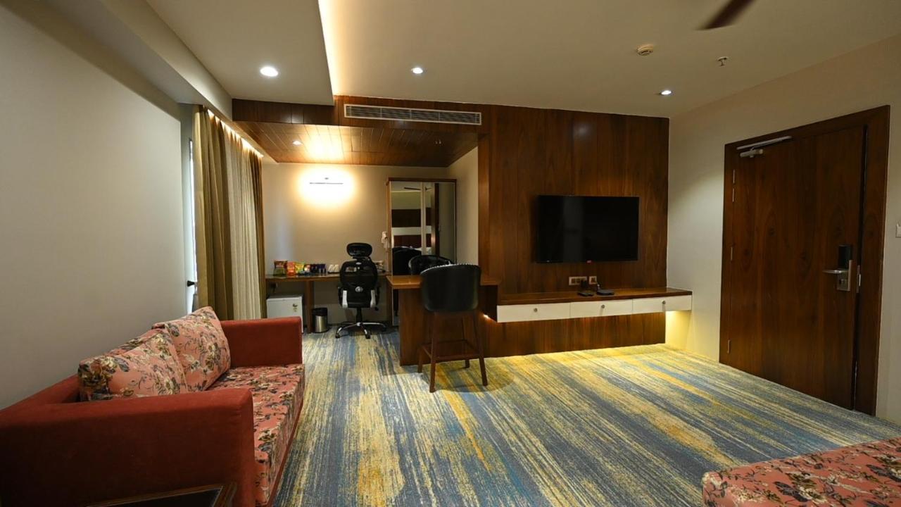 The Royal Class Hotel Gwalior Exterior photo
